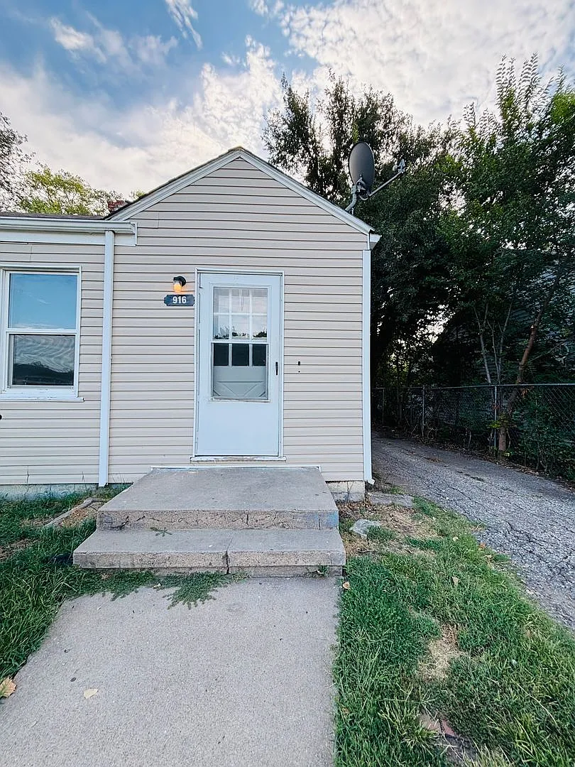 916-918 N Glendale Ave, Wichita, KS 67208 — Photo 2