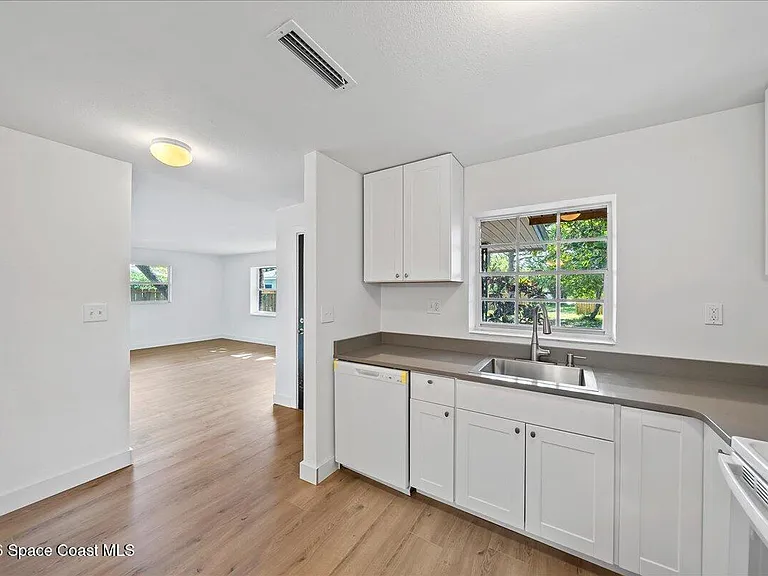 935 S Tropical Trl — Photo 9
