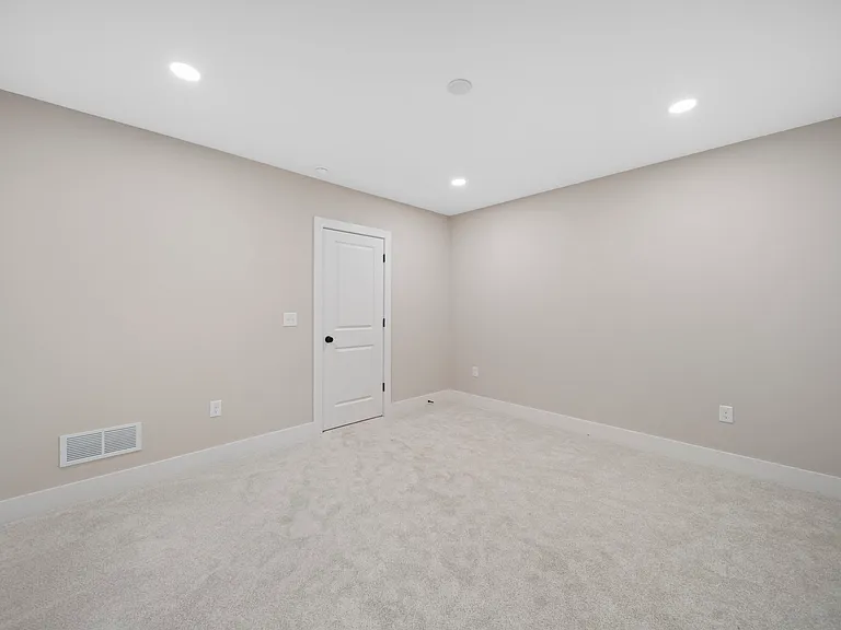 2589 Dayton Ave — Photo 58