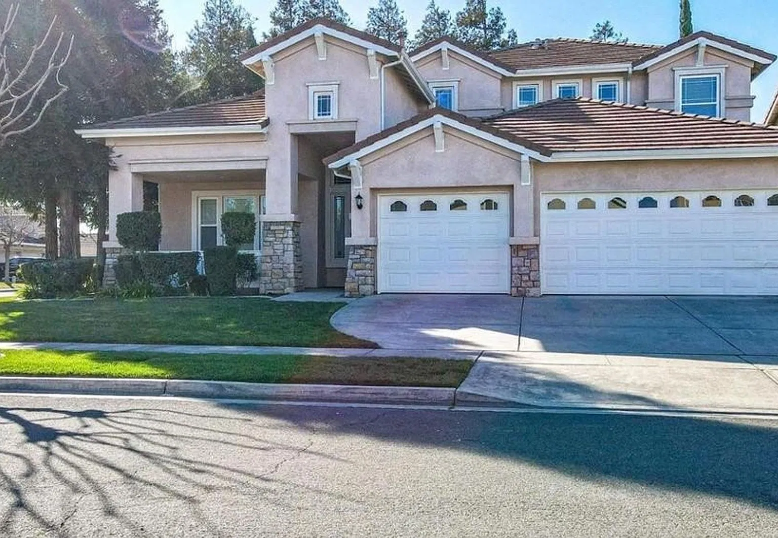 Stunning North Turlock home on a corner lot — Photo 2