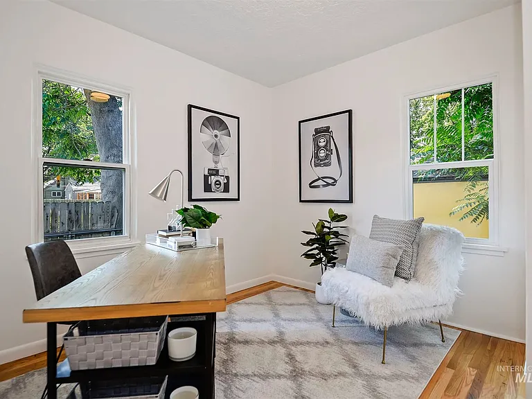 Bedroom 2/ Office Space