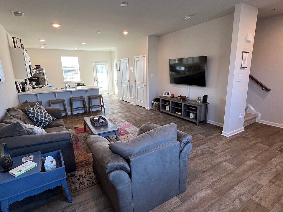 1st image of 426 Creekbed Cir