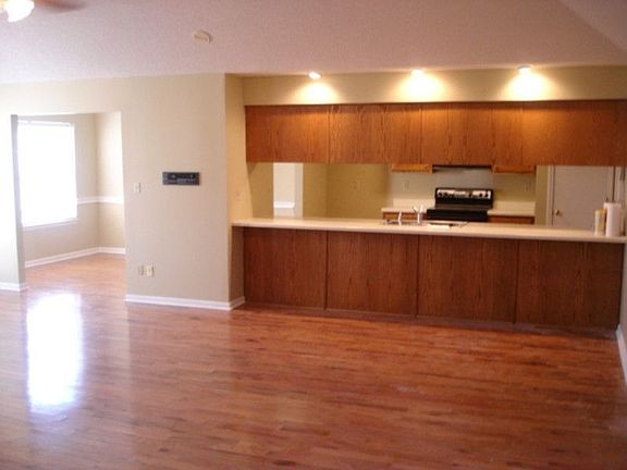2nd image of 1275 Thames Dr