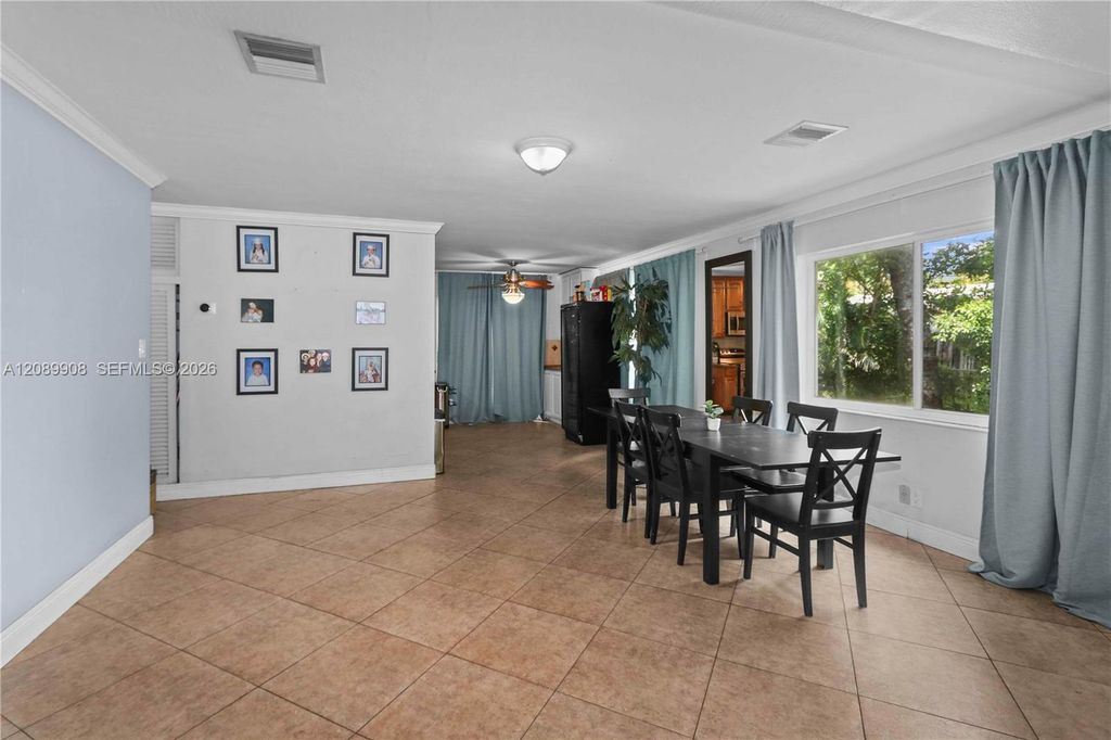1221 NE 26th Ave, photo 8