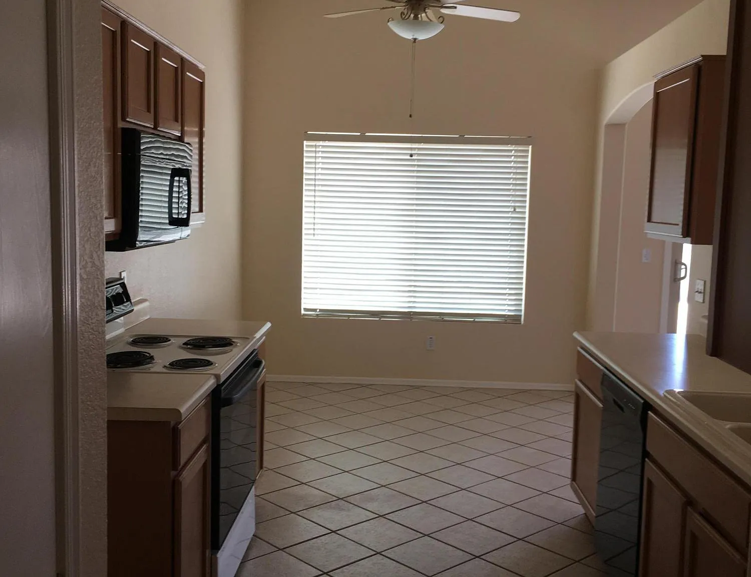 3 bed, 2.0 bath, 1332 sqft, $1,700 — Photo 4