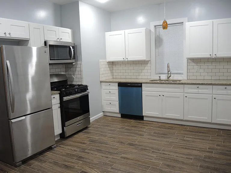 452 Williams St — Photo 7