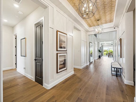 Plan 5042 entranceway - staged