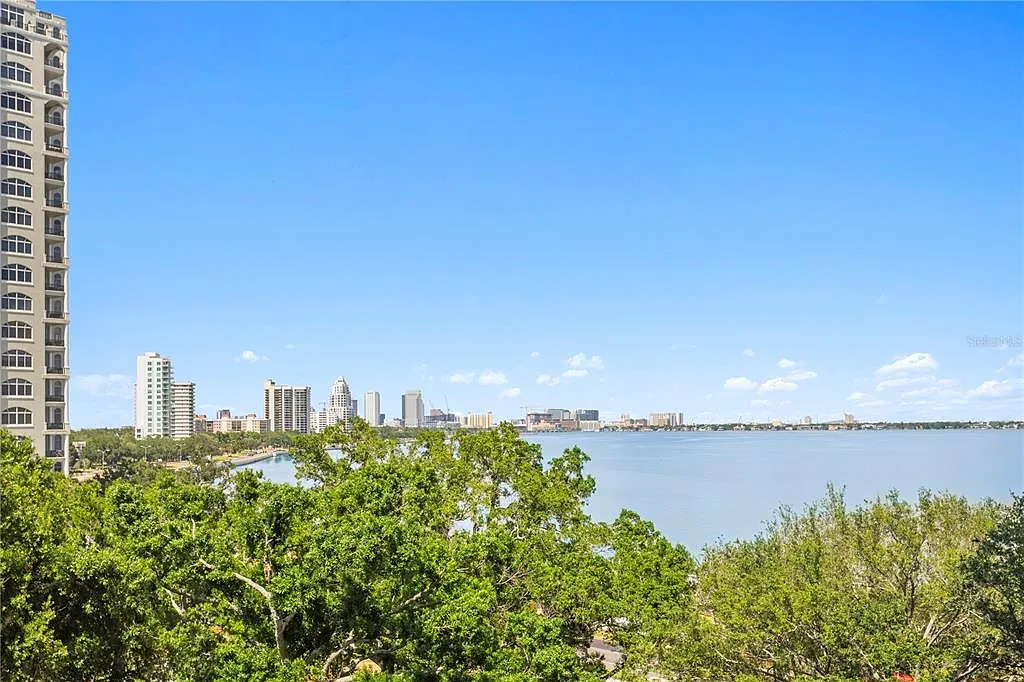 2 bed, 2.0 bath, 1702 sqft, $3,900 — Photo 1