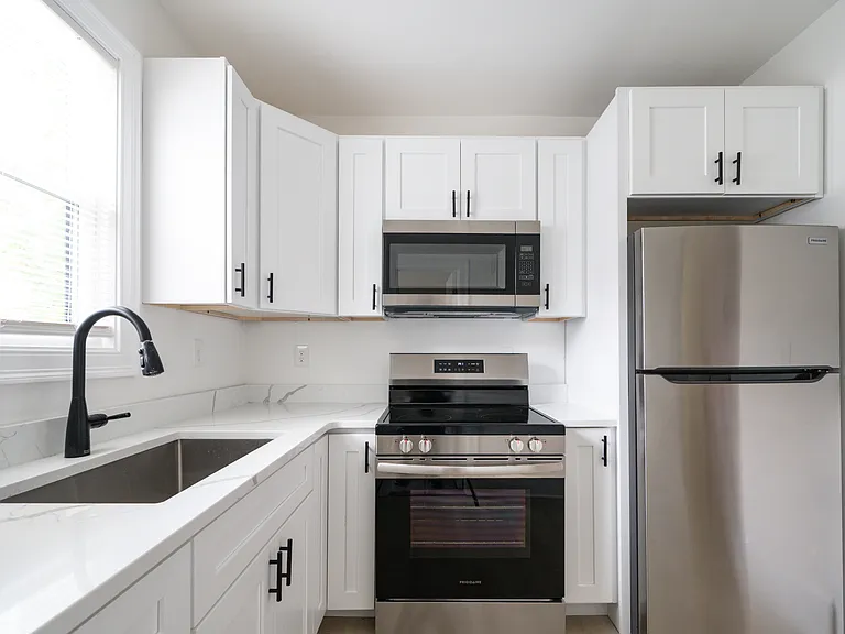 122 Elmgrove Ave #124-2L — Photo 2