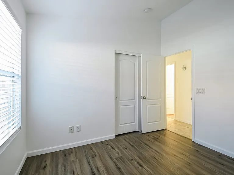 9528 W Clara Ln — Photo 13