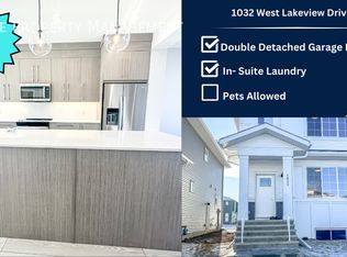 1032 W Lakeview Dr, Chestermere, AB T1X1J1