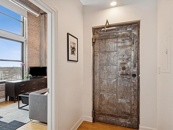 2nd image of 2545 S Dearborn St APT 606