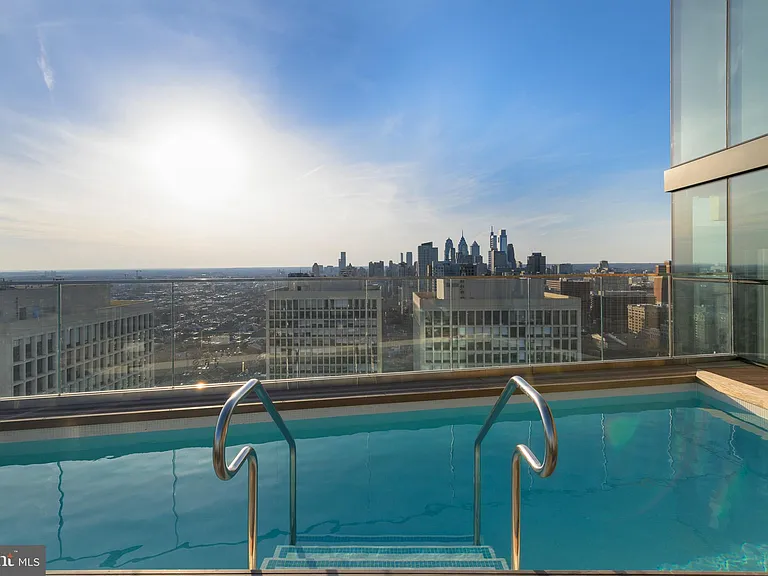 1-5 Dock St #Penthouse 2904 — Photo 24