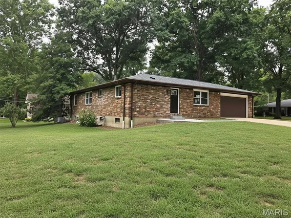 1040 Bridgeport Dr, Ballwin, MO 63011