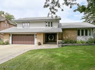300 60th Ct, Willowbrook, IL 60527