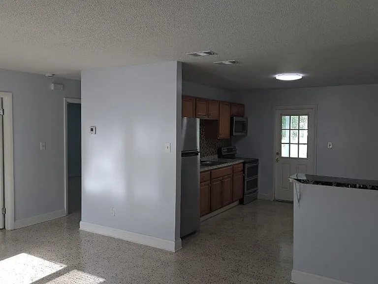 2736 Seneca Ave — Photo 13