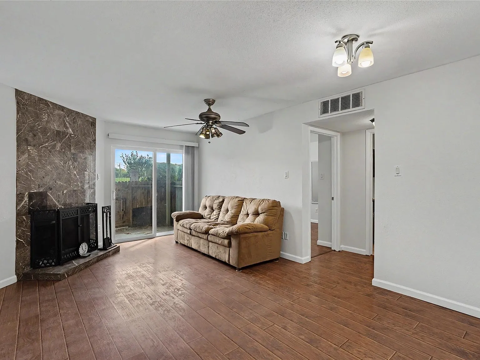 2 bed, 1.0 bath, 903 sqft, $1,125 — Photo 4