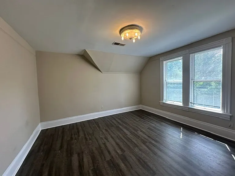 $1395 2 BR, 1 BA Upper Flat in an 1800's Victorian Home - 1704 E Bradford — Photo 11