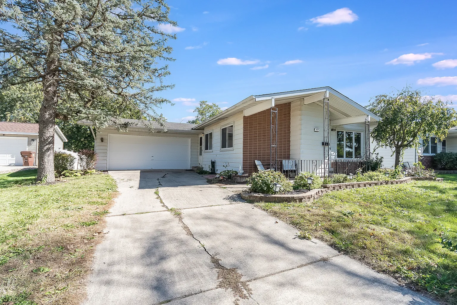 423 N Pleasant Dr photo 1