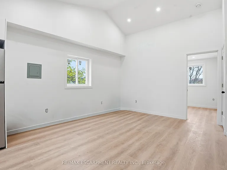 1049 Glencairn Ave #MAIN HOUSE UPPER — Photo 6