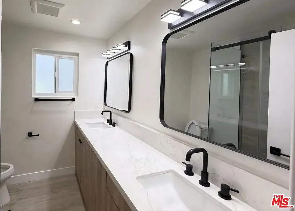 2 bed, 2.0 bath, 6850 sqft, $5,500 — Photo 4
