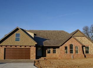 635 Santa Monica Dr, Nixa, MO 65714