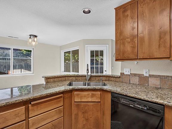 3rd image of 100 Brierwood Dr