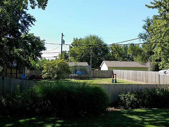 4th image of 223 E Curtis St