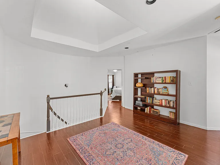909 Forest Hollow Dr — Photo 21