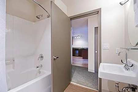 Catalina Apartments — Photo 22