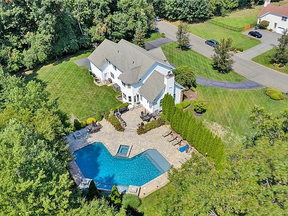 5th image of 19 Charnwood Dr