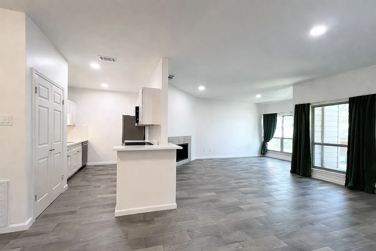 Updated Open Concept Floor Plan - 9600 Royal Ln #202