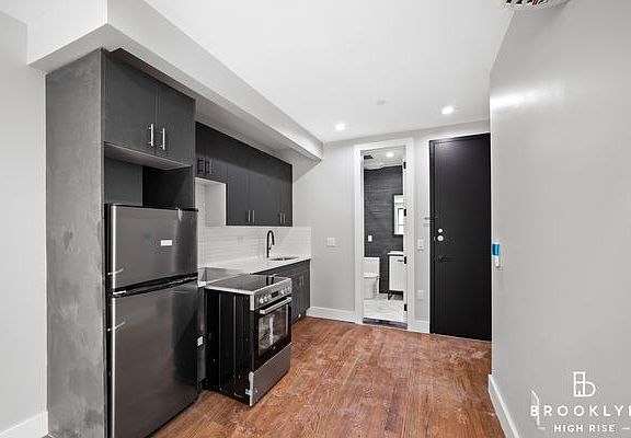 5th image of 695 Beck St #3A