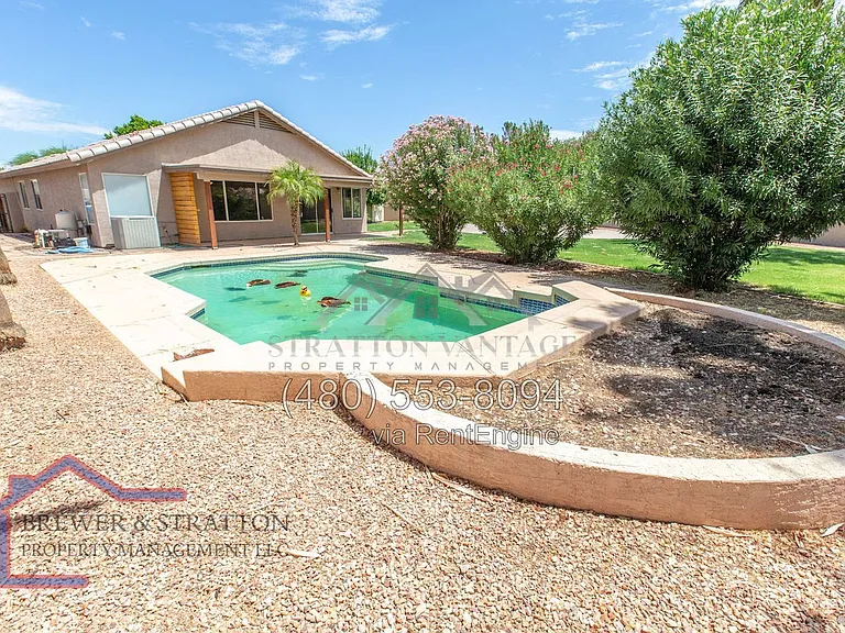 689 W Constitution Dr — Photo 48