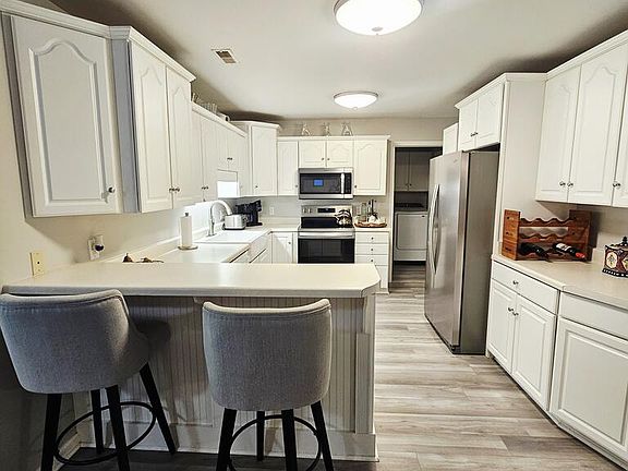 3rd image of 155 Woodbridge Dr