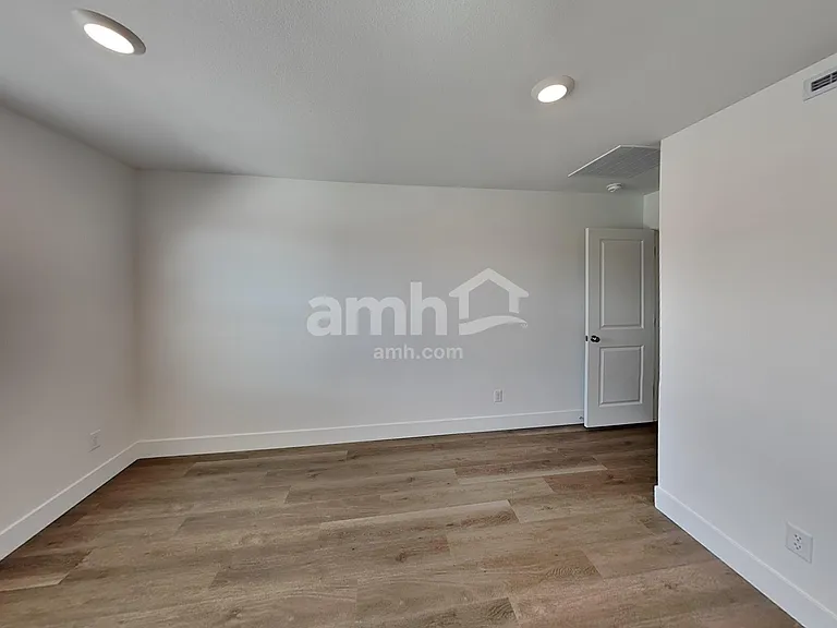 5863 Vaes Dothrak St — Photo 7