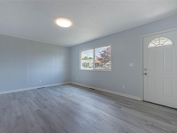 3rd image of 653 S Douglas Ave