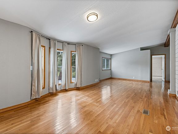 4th image of 34719 82nd Avenue S