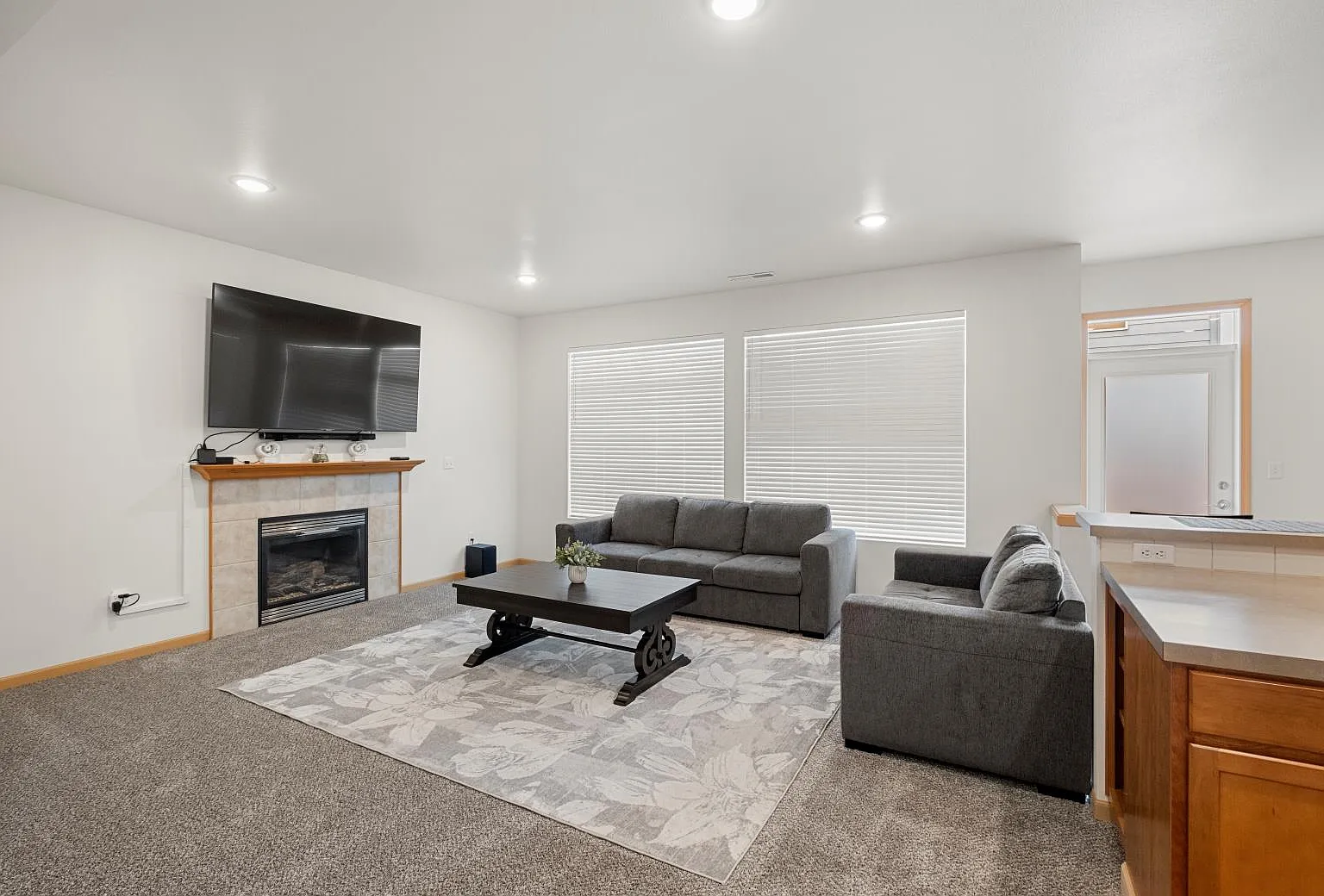 4 bed, 2365 sqft, $4,995 — Photo 4