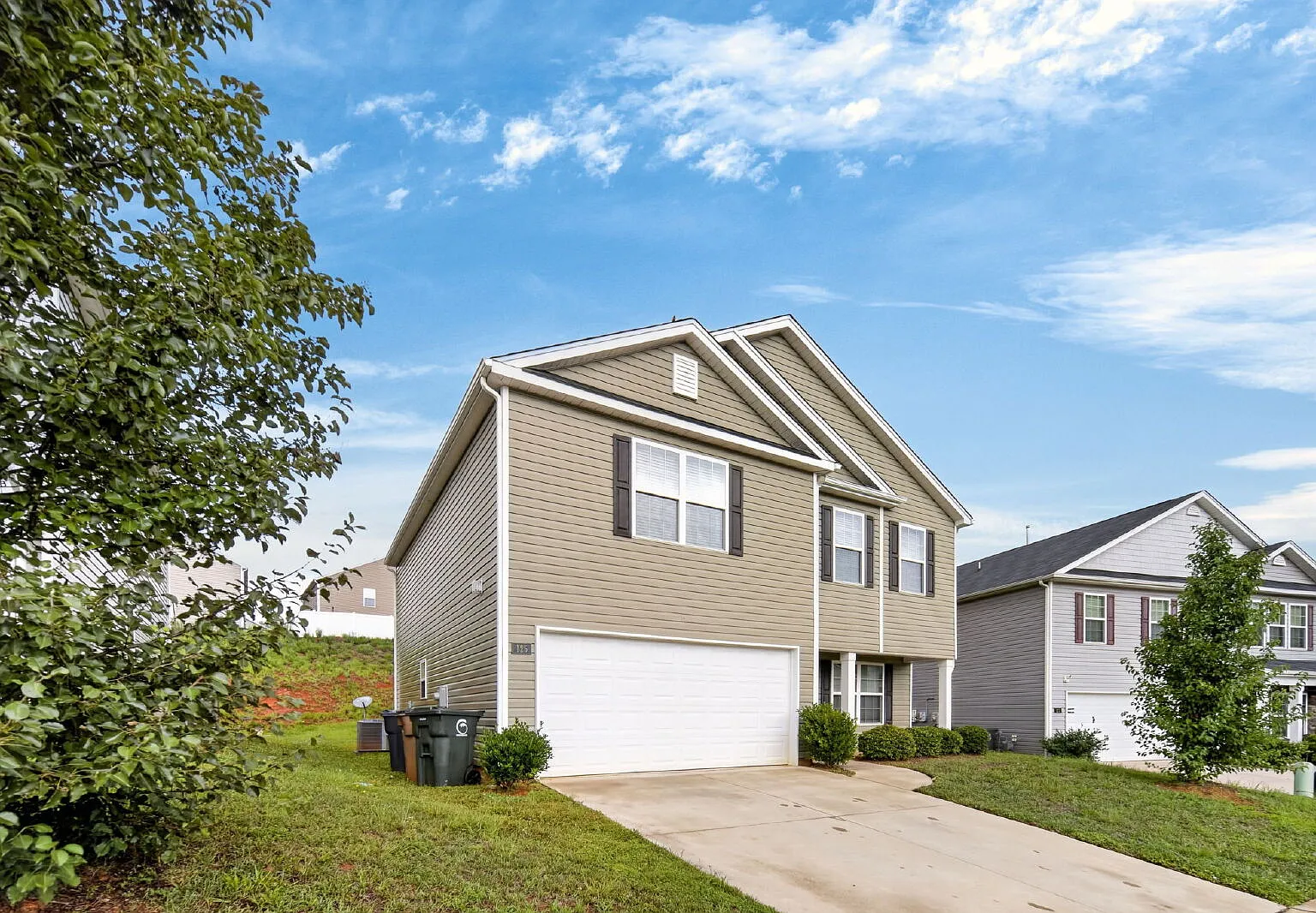 3 bed, 2.5 bath, 2243 sqft, $1,899 — Photo 1