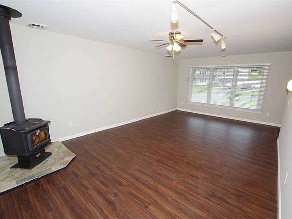 3rd image of 25 Chateau Dr