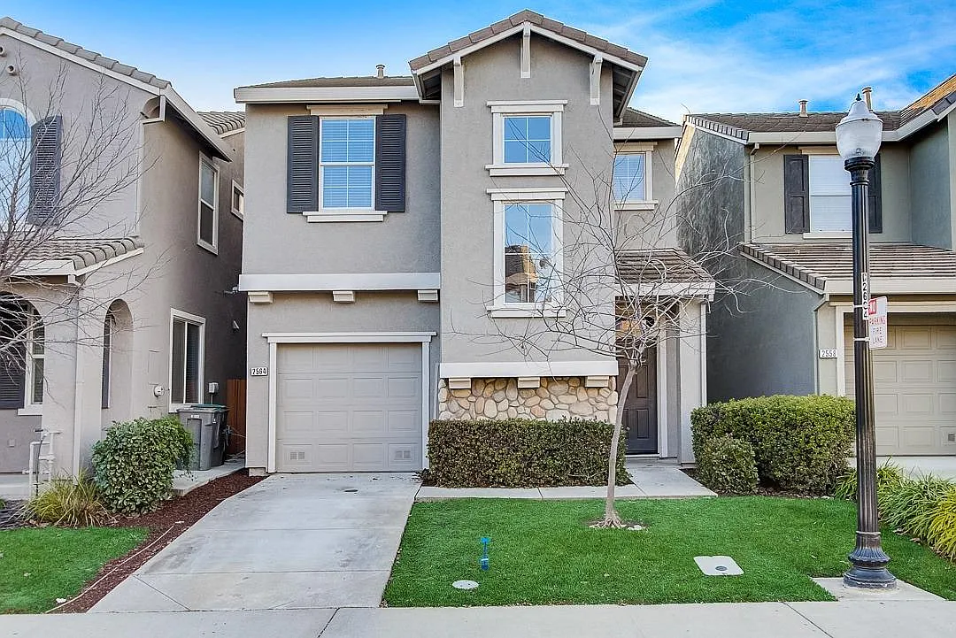 2564 Huckleberry Cir photo 1