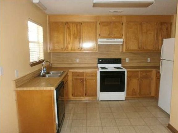 3rd image of 5920 Savannah Dr