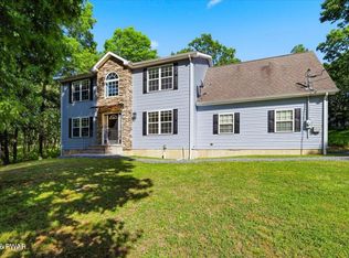 1212 N Whittaker Dr, Bushkill, PA 18324