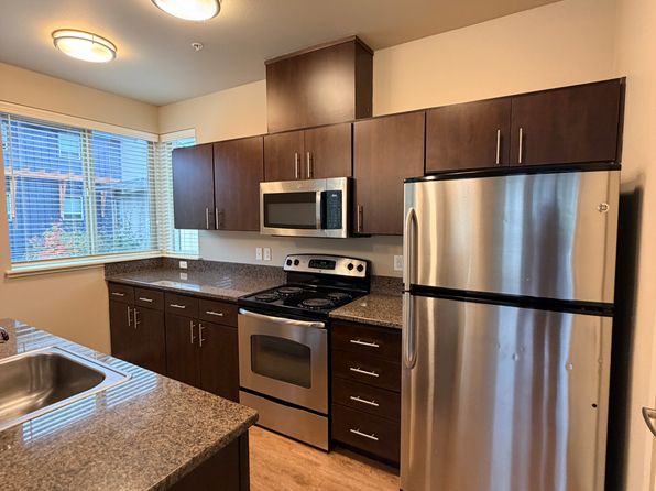 972 NE Discovery Walk