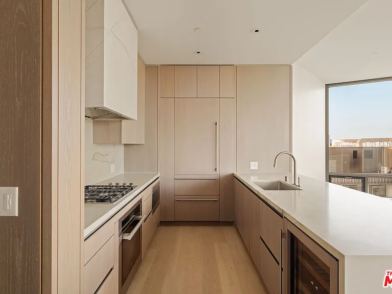211 W Elm Ct #14B — Photo 4