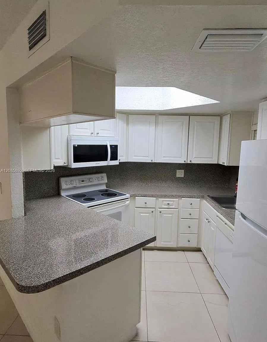 Las Vistas At Doral Condo — Photo 4