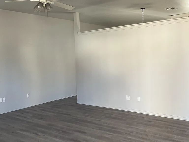2213 E Post Oak Dr — Photo 3