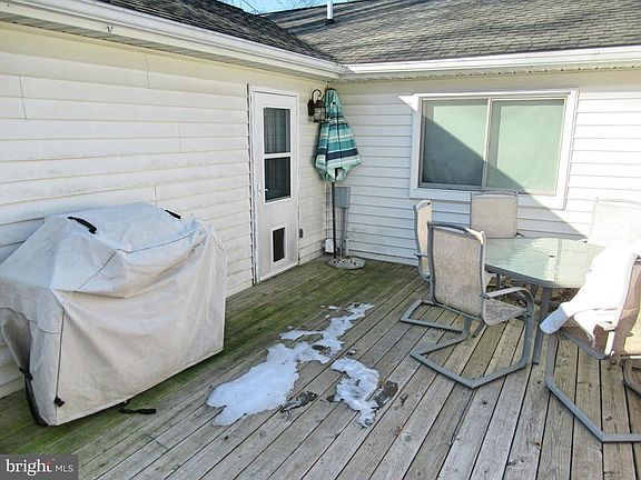 4th image of 26 Meadowview Dr