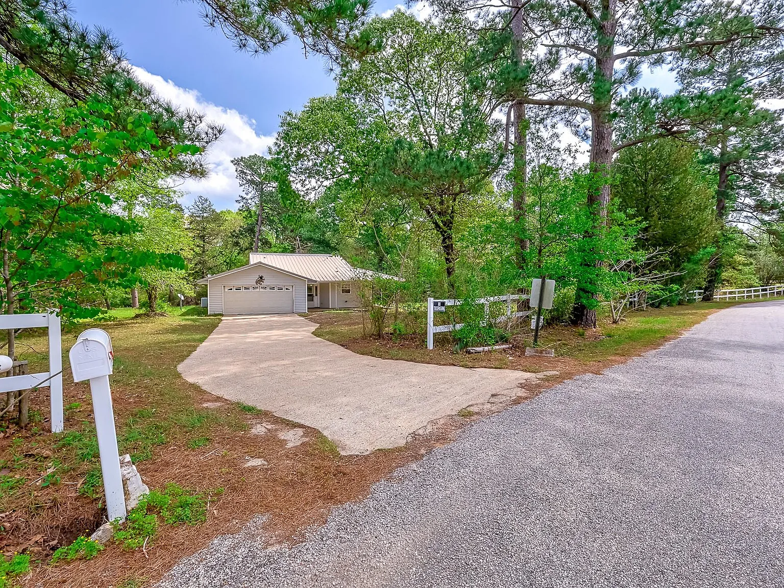 3 bed, 2.0 bath, 1633 sqft, $2,000 — Photo 1
